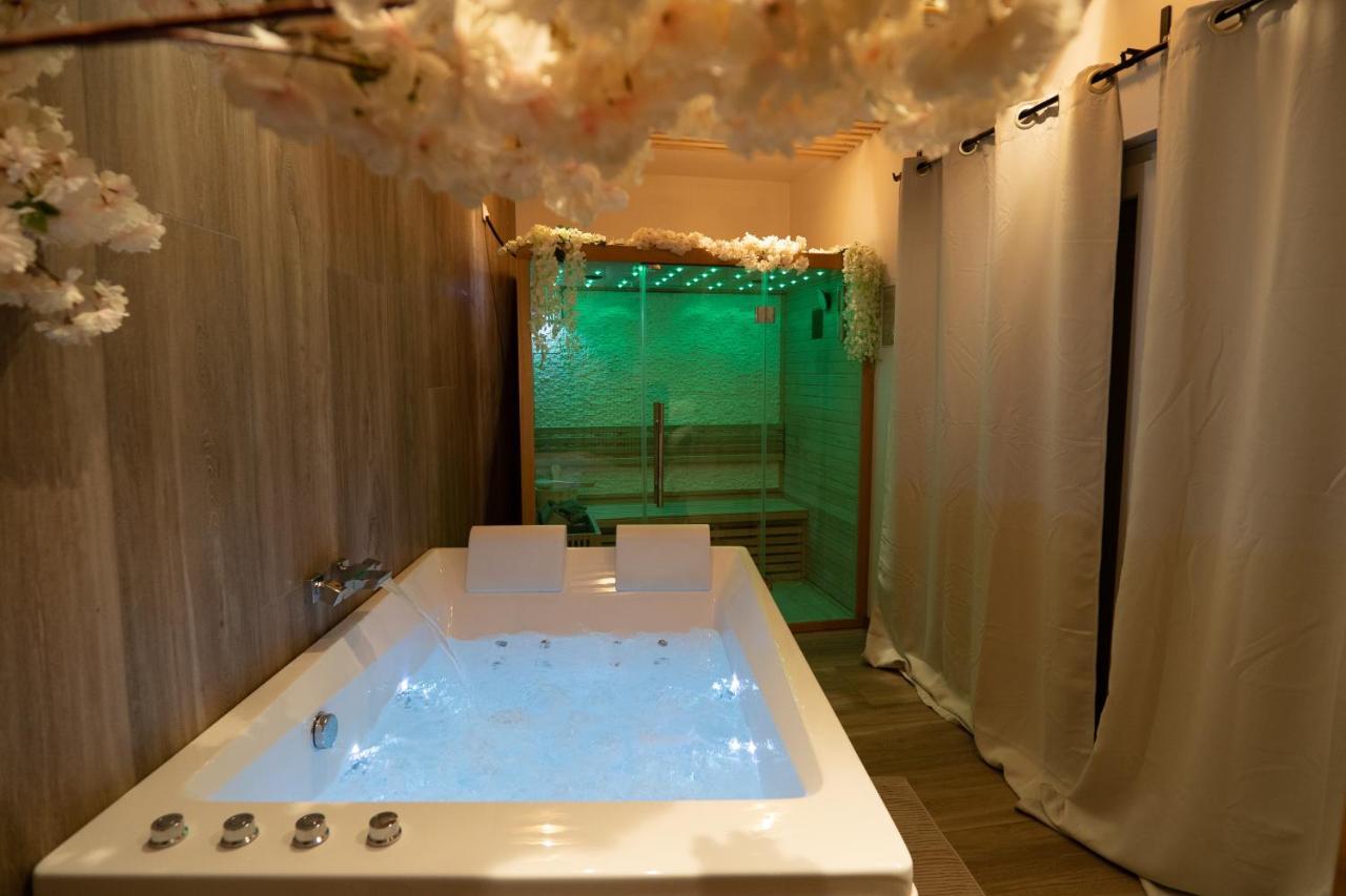 Capsule Thailande I Sauna I Balnéo I Console I jeux en bois I Cinéma I cour intérieure Trith-Saint-Leger Exterior foto
