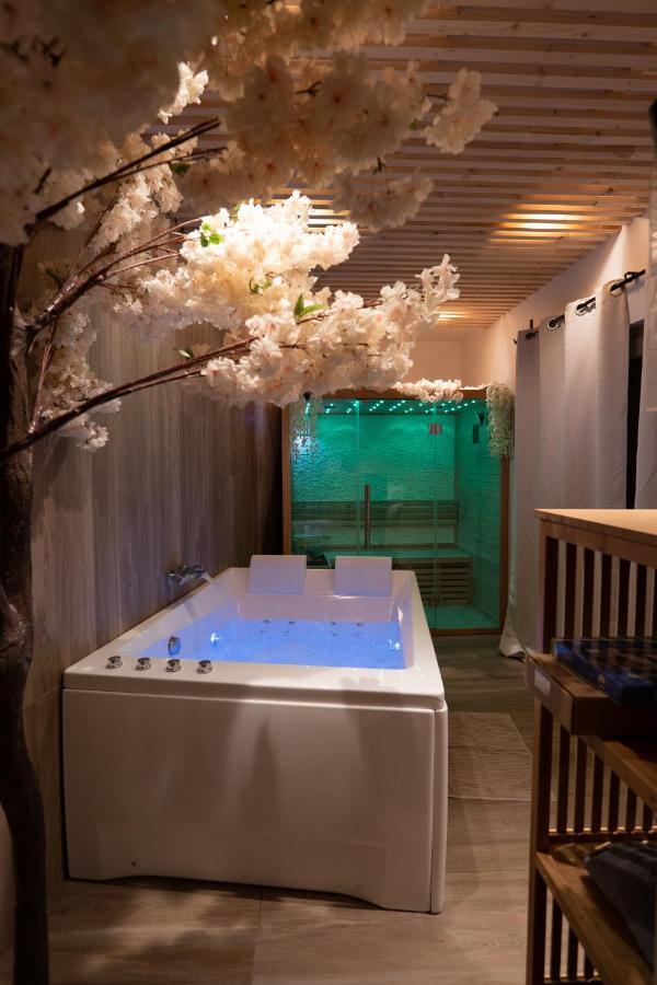 Capsule Thailande I Sauna I Balnéo I Console I jeux en bois I Cinéma I cour intérieure Trith-Saint-Leger Exterior foto